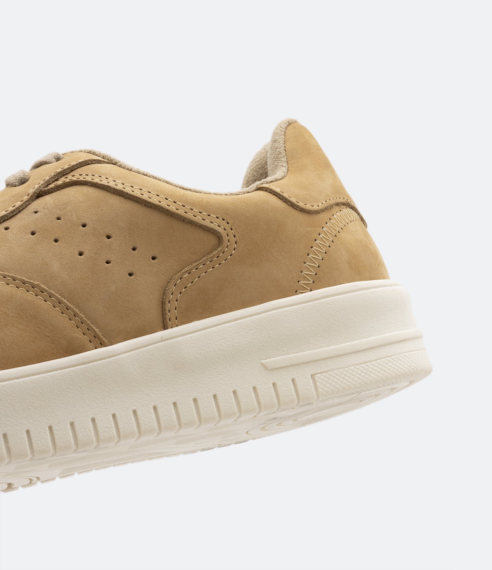 Tênis Street em Couro Nobuck com Cano Baixo e Recortes Bege 5