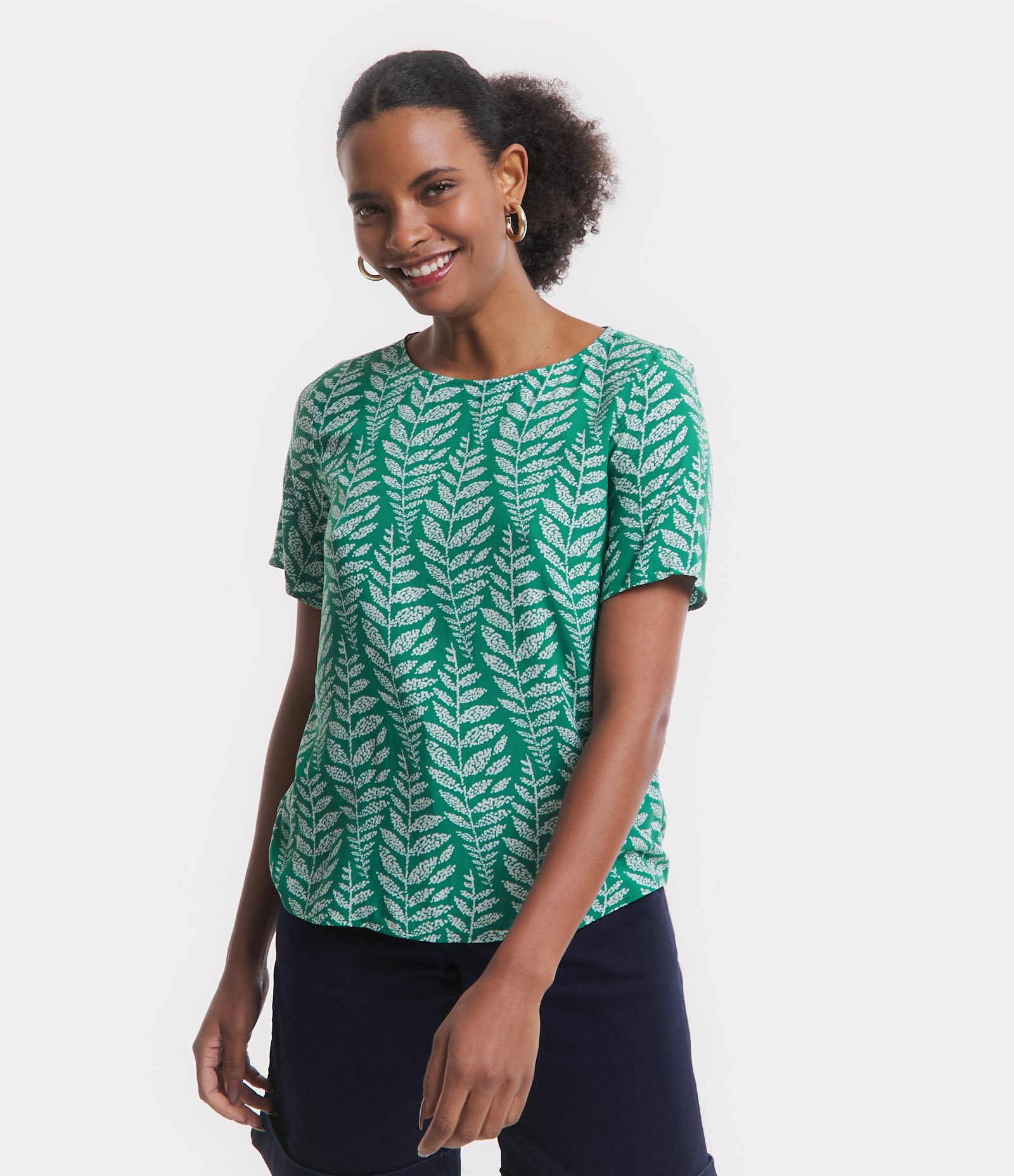 Blusa Manga Curta em Viscose com Folhagens Estampadas Verde Malaquita 1