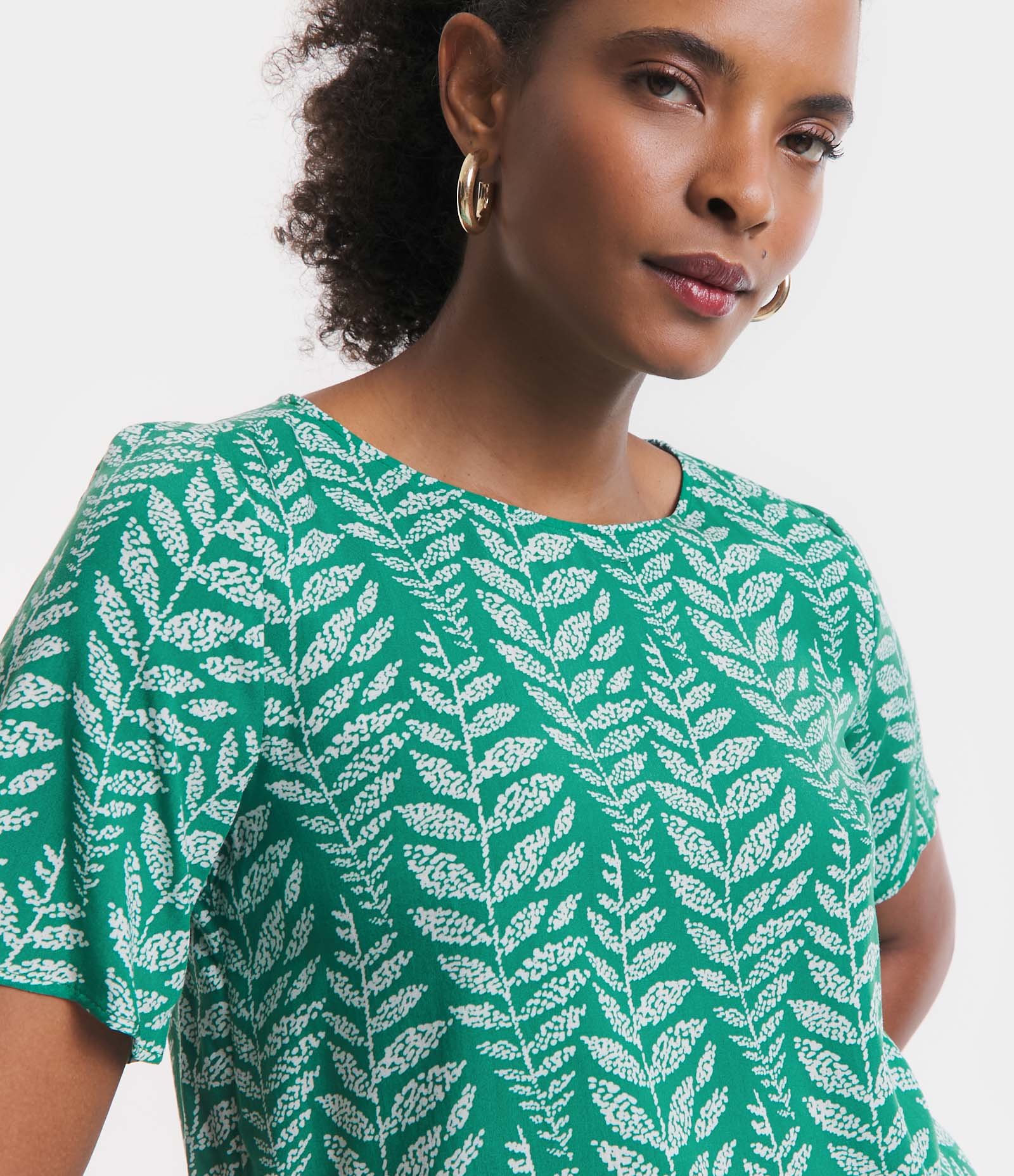 Blusa Manga Curta em Viscose com Folhagens Estampadas Verde Malaquita 3
