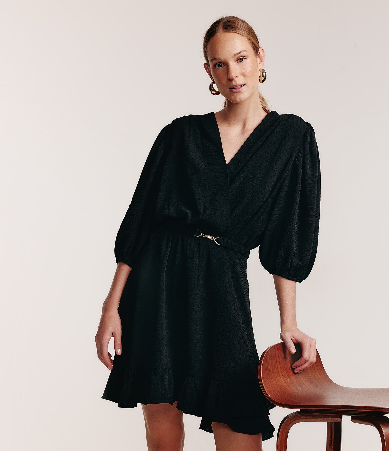 Vestido Curto com Manga Bufante e Cinto com Detalhe em Metal Preto 1