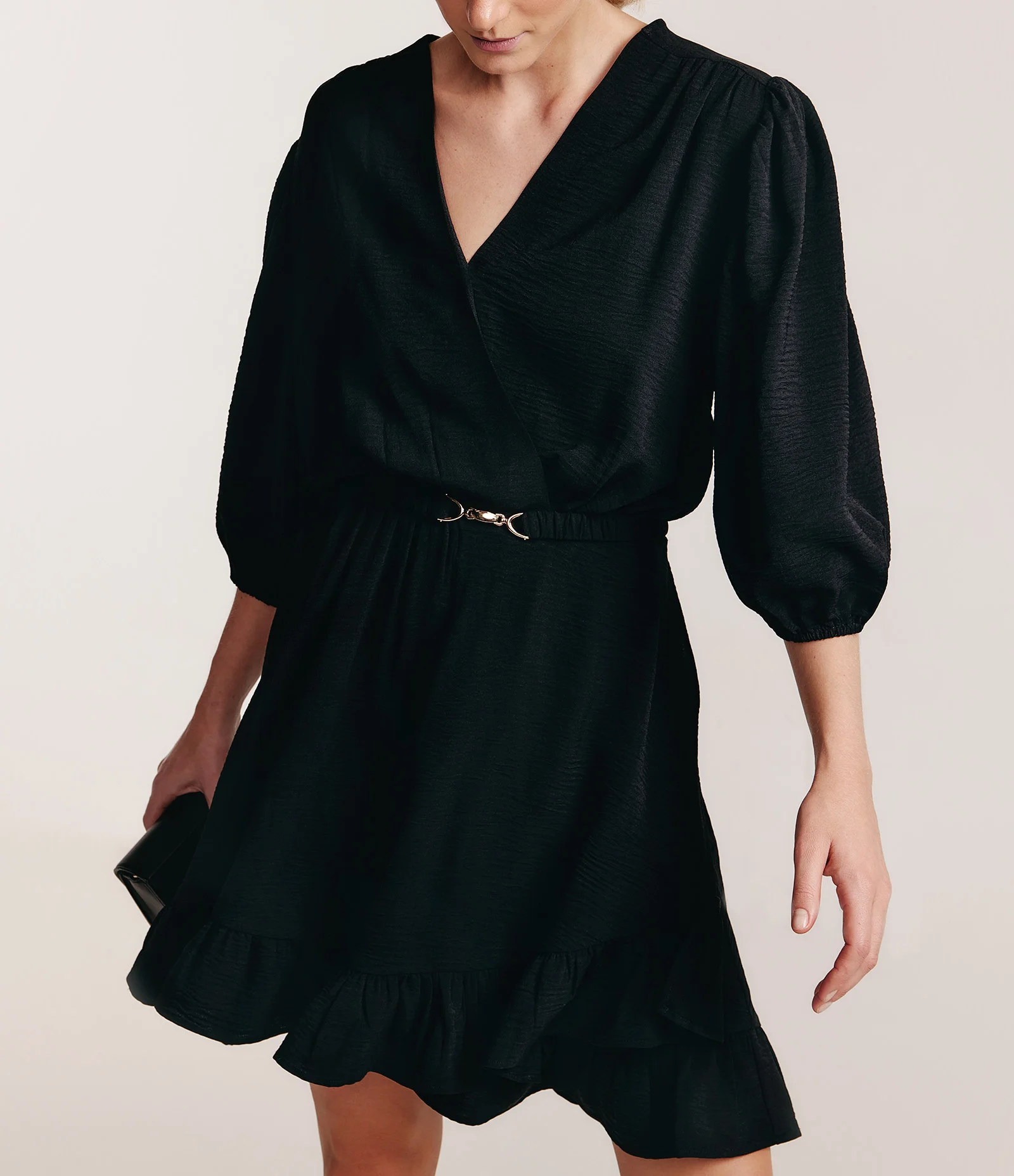 Vestido Curto com Manga Bufante e Cinto com Detalhe em Metal Preto 2