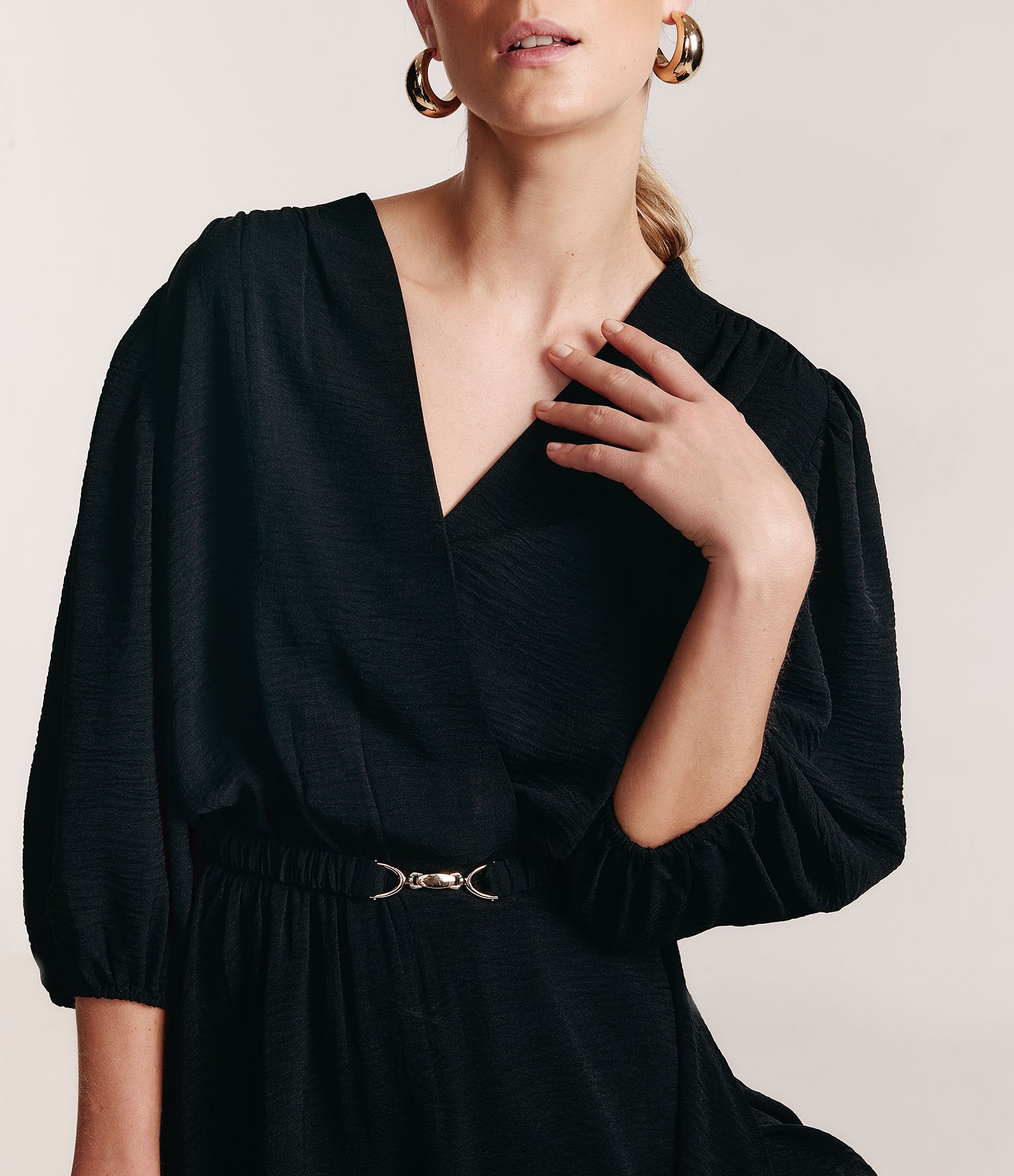 Vestido Curto com Manga Bufante e Cinto com Detalhe em Metal Preto 3