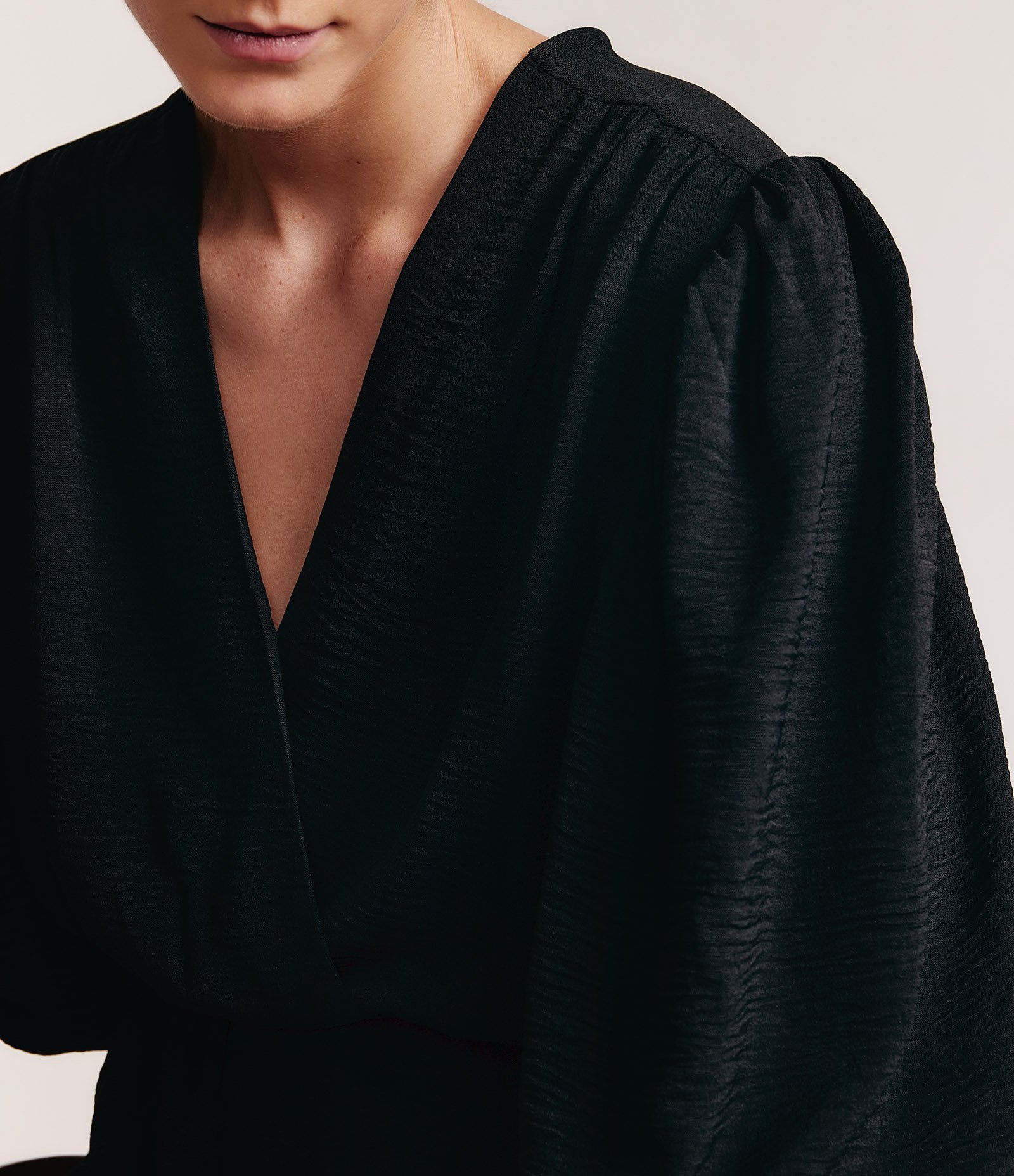 Vestido Curto com Manga Bufante e Cinto com Detalhe em Metal Preto 4