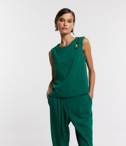 Blusa sem Manga em Crepe com Detalhe de Botões na Alça