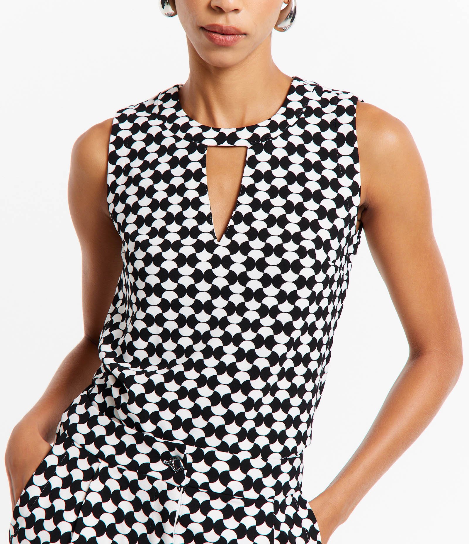 Blusa sem Manga em Crepe com Recorte Vazado na Gola e Estampa Geométrica Preto/ Branco 1