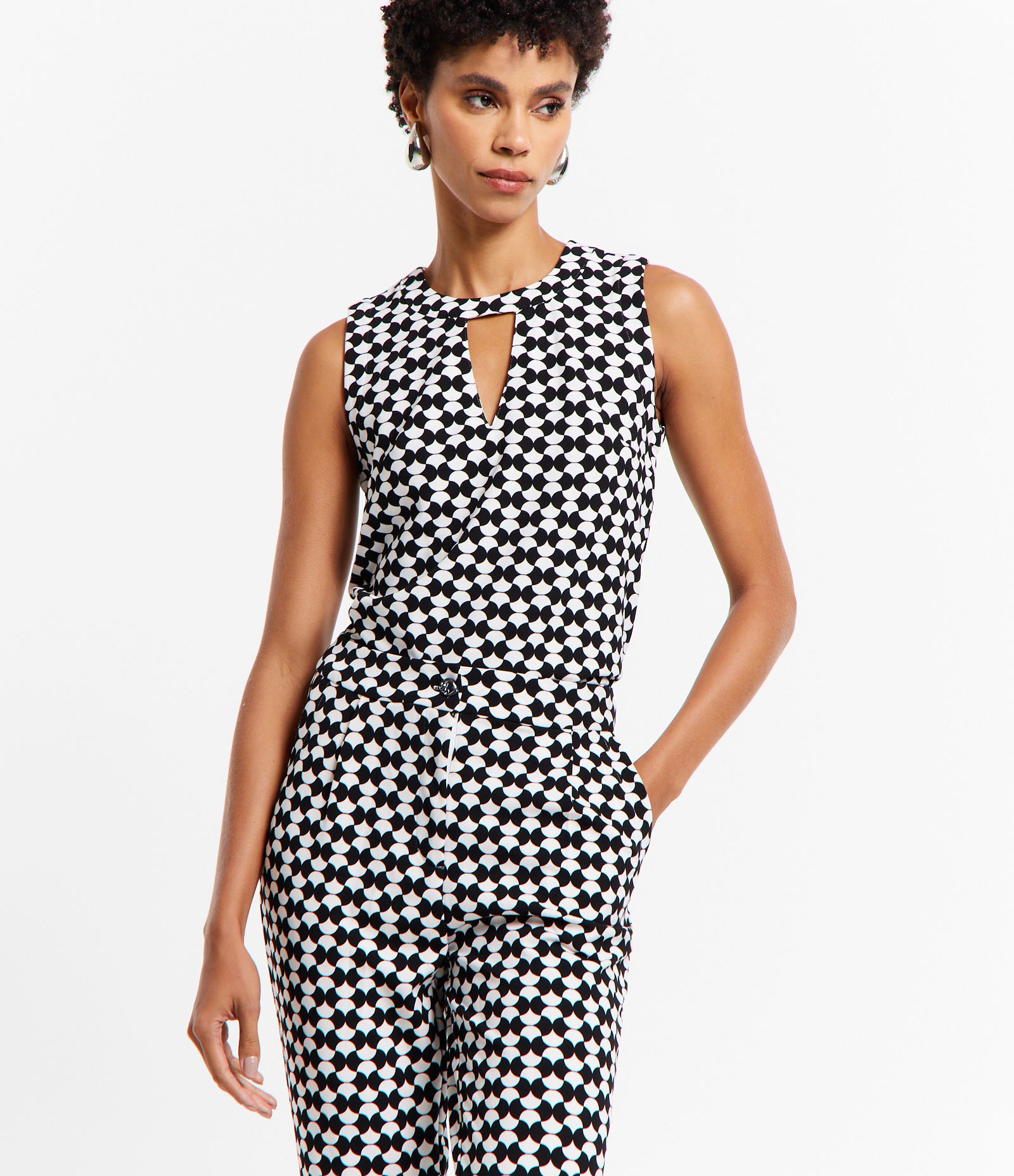 Blusa sem Manga em Crepe com Recorte Vazado na Gola e Estampa Geométrica Preto/ Branco 2