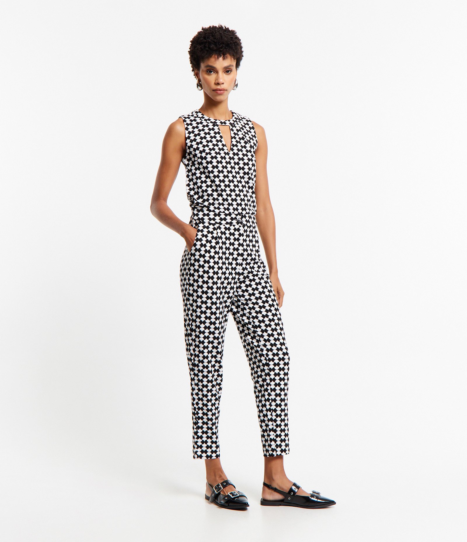 Blusa sem Manga em Crepe com Recorte Vazado na Gola e Estampa Geométrica Preto/ Branco 3