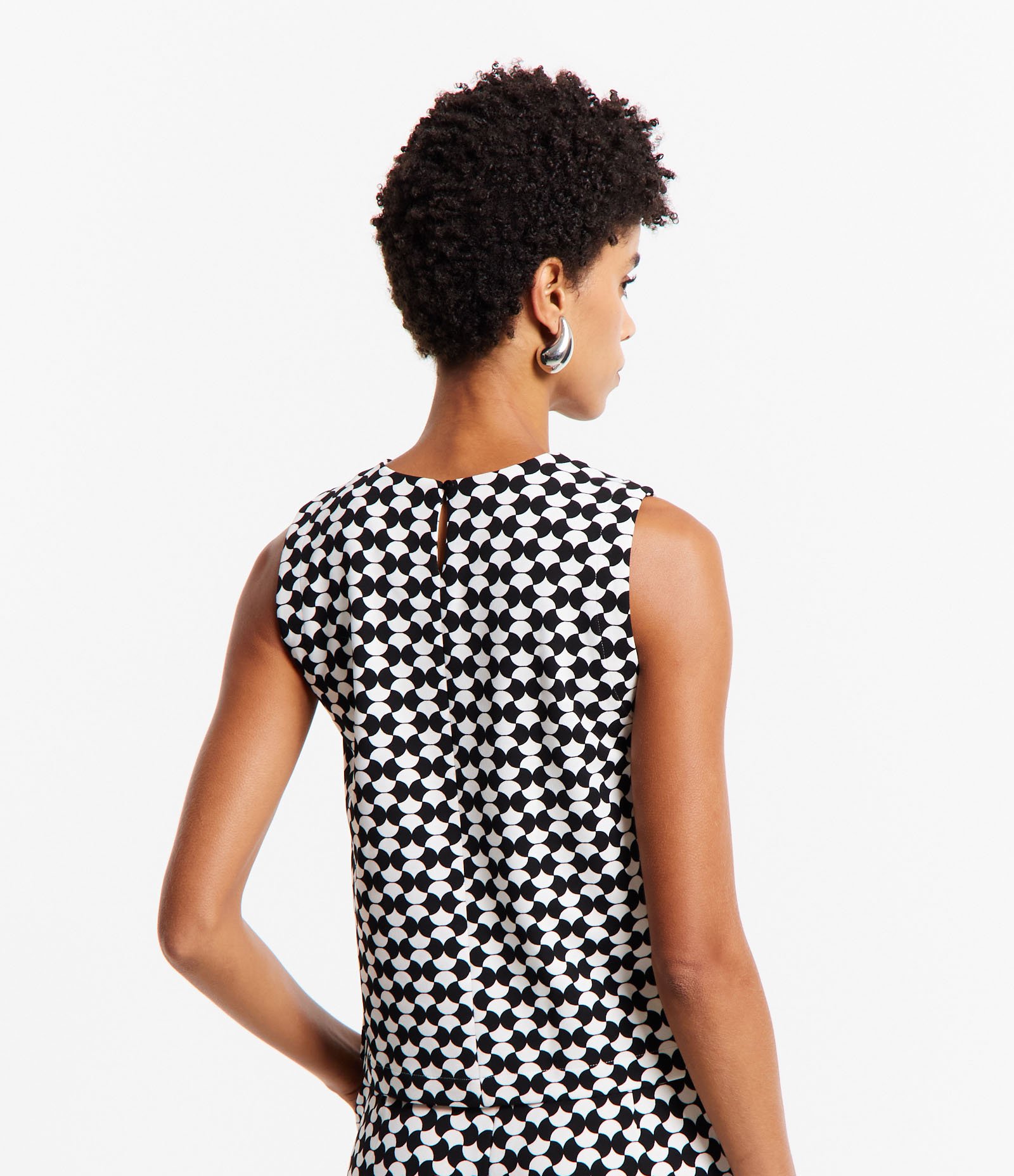 Blusa sem Manga em Crepe com Recorte Vazado na Gola e Estampa Geométrica Preto/ Branco 5
