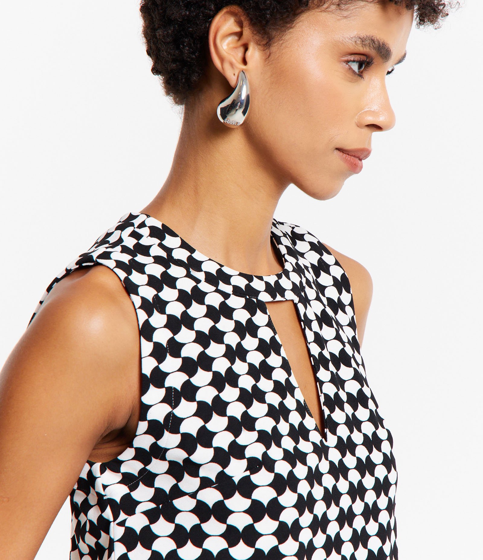 Blusa sem Manga em Crepe com Recorte Vazado na Gola e Estampa Geométrica Preto/ Branco 6