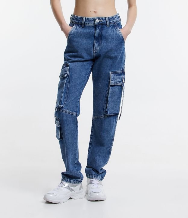 Calça Reta Jeans com Bolso Cargo e Recorte na Perna Azul 2