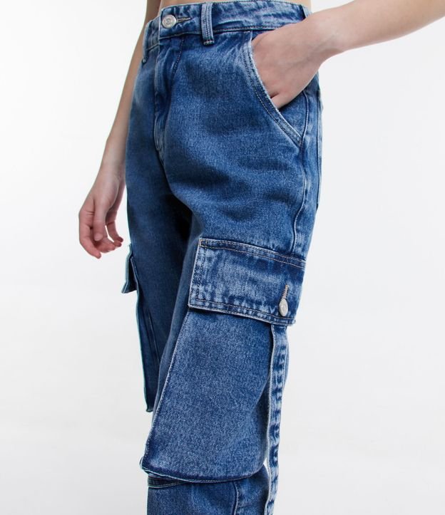 Calça Reta Jeans com Bolso Cargo e Recorte na Perna Azul 4