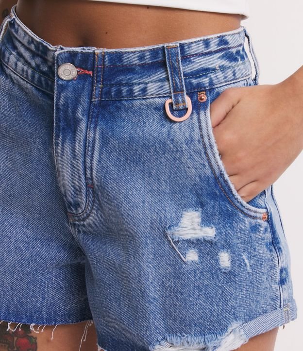 Short Boyfriend em Jeans com Puídos e Barra Desfeita Azul 4