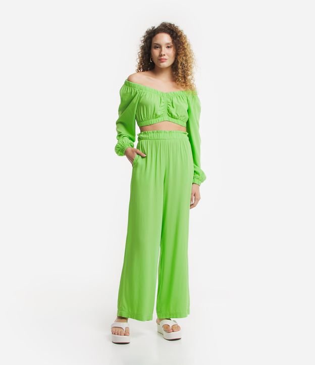 Blusa Cropped em Viscose com Elástico no Decote e Franzido no Busto