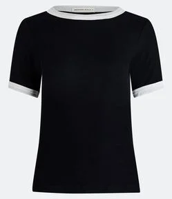 Blusa Meia Malha com Contraste na Gola e Manga Curta
