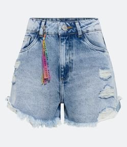 Short Cintura Alta em Jeans com Chaveiro e Puídos
