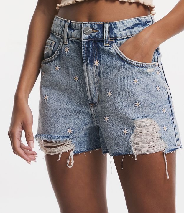 Short Mom Jeans com Bordados de Margaridas Azul 2