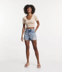 Short Mom Jeans com Bordados de Margaridas