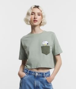 Camiseta Cropped com Bolsinho e Estampa do Snoopy