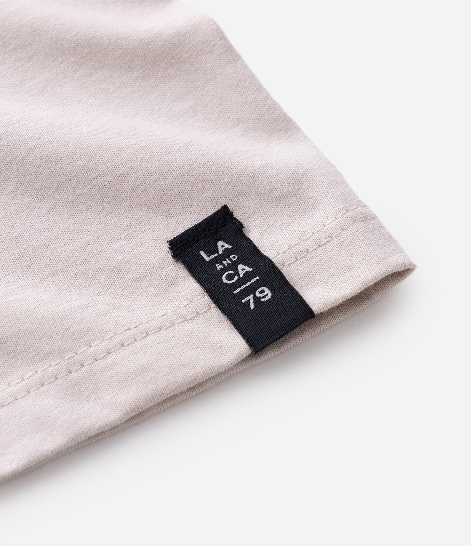Camiseta Comfort Básica em Malhão com Etiqueta na Manga Bege Claro 8