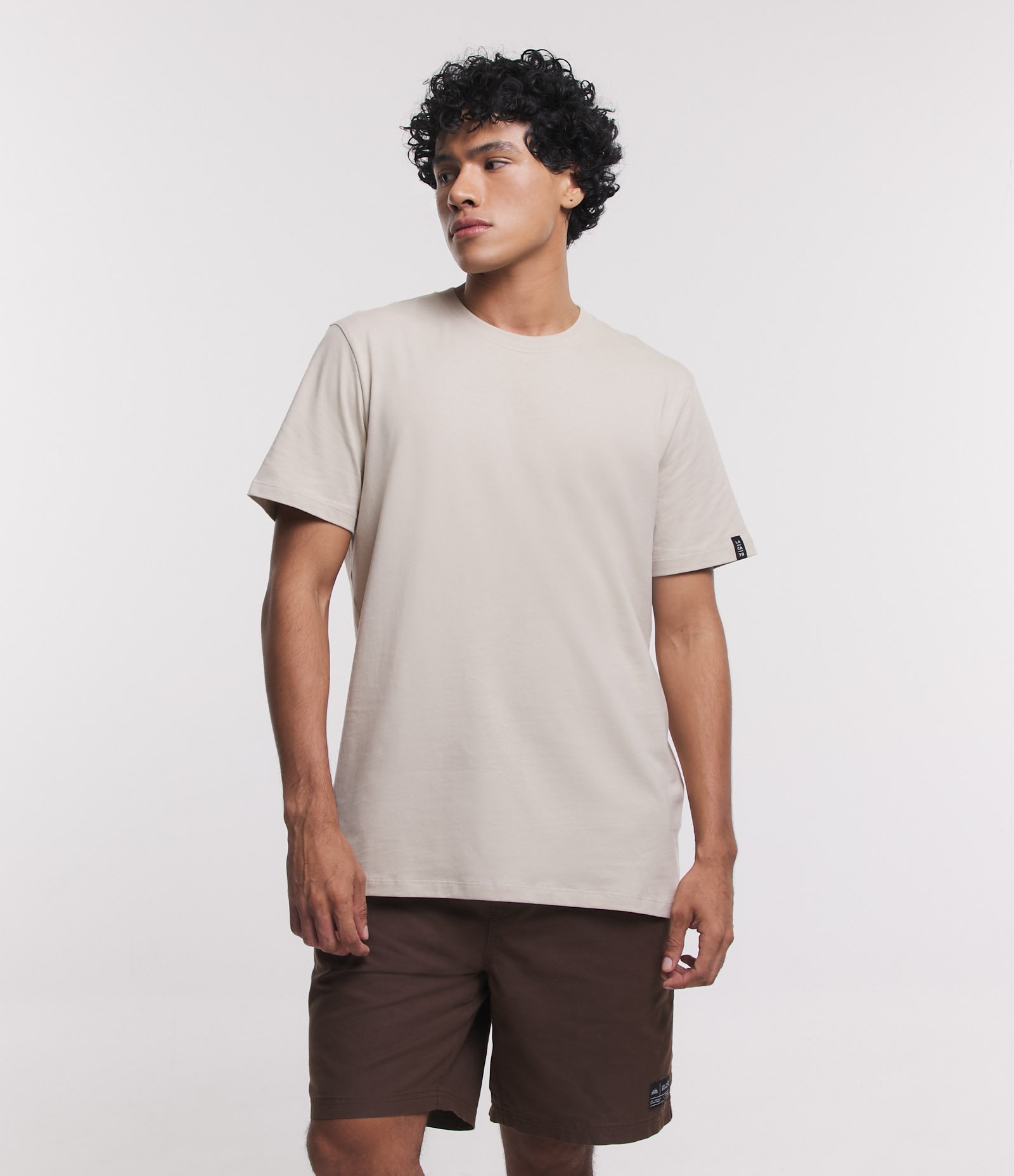 Camiseta Comfort Básica em Malhão com Etiqueta na Manga Bege Claro 1