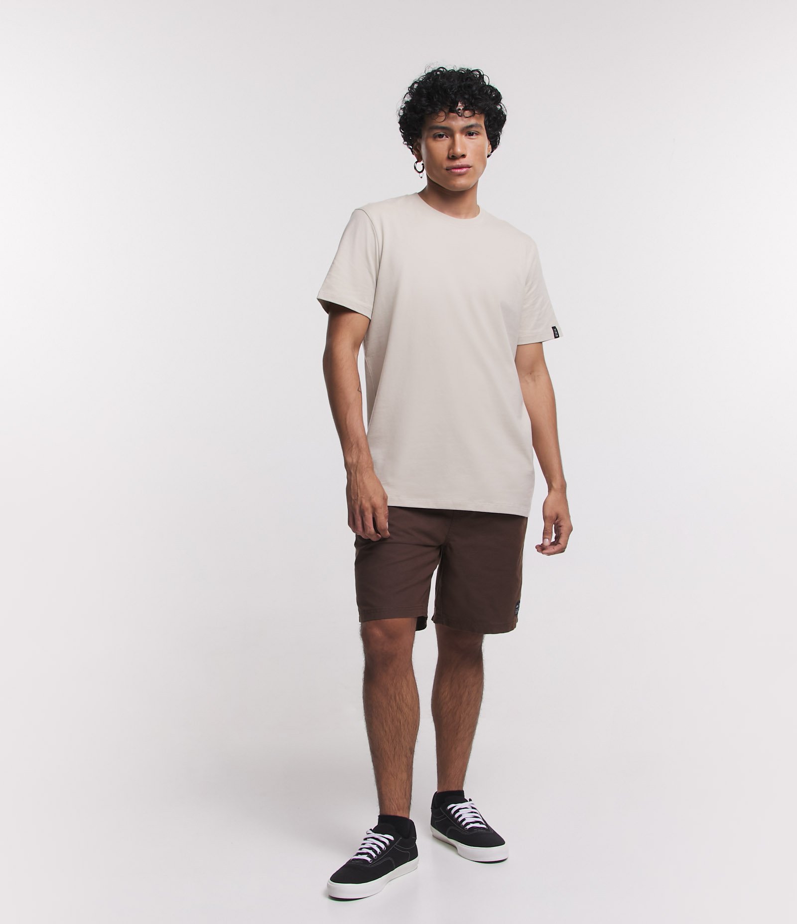 Camiseta Comfort Básica em Malhão com Etiqueta na Manga Bege Claro 2
