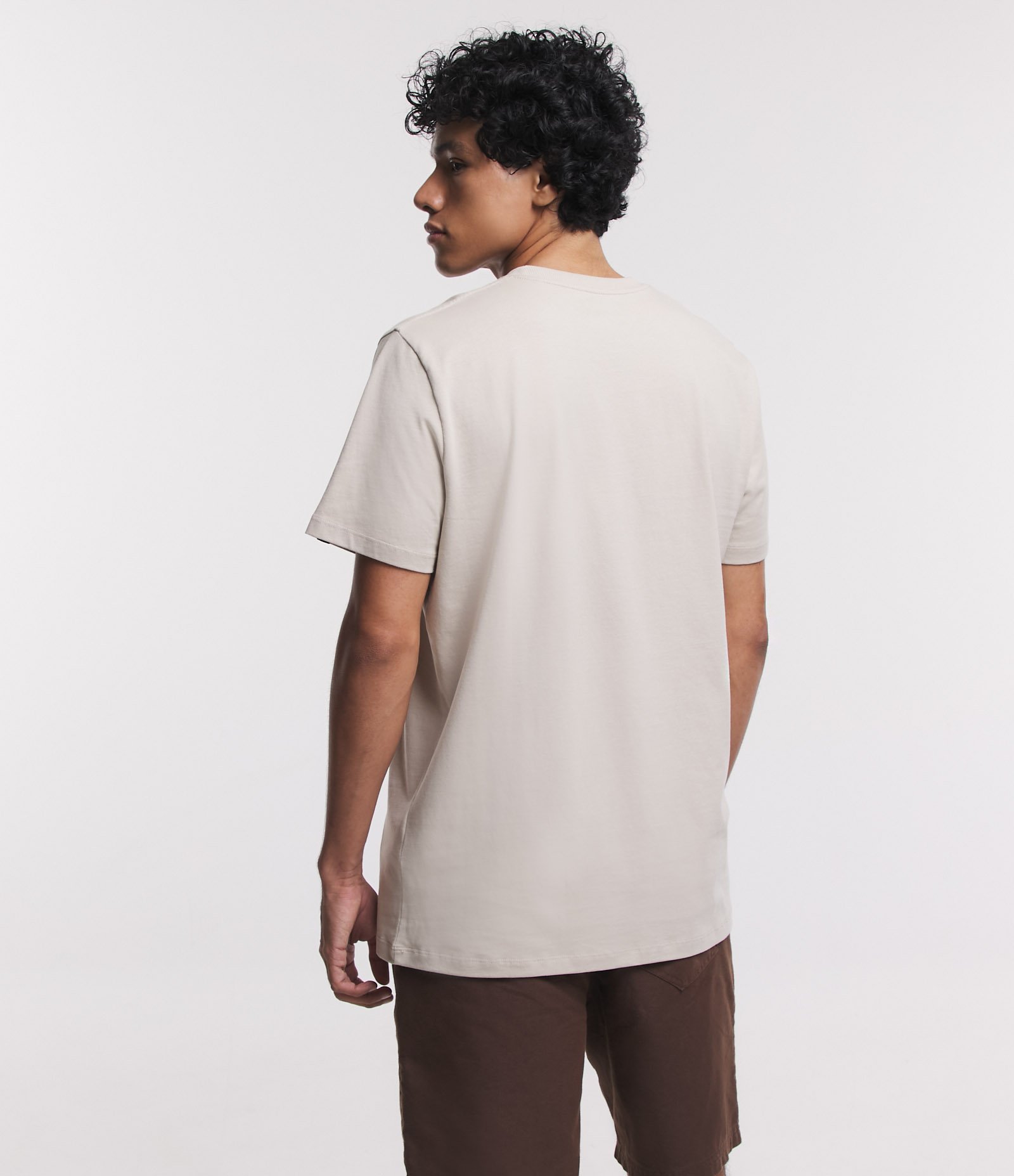Camiseta Comfort Básica em Malhão com Etiqueta na Manga Bege Claro 3