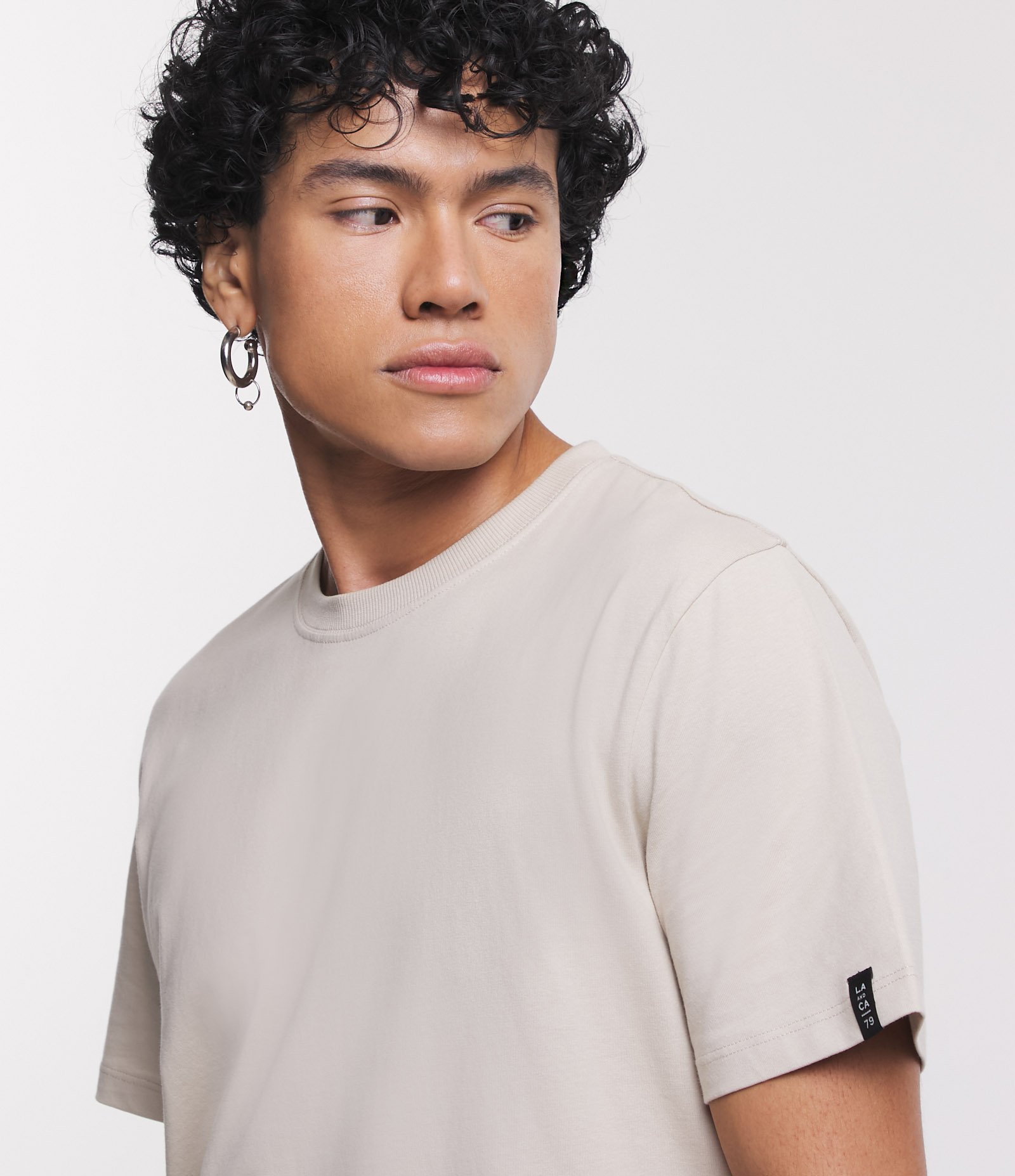 Camiseta Comfort Básica em Malhão com Etiqueta na Manga Bege Claro 4