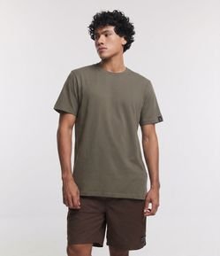 Camiseta Comfort Básica em Malhão com Etiqueta na Manga