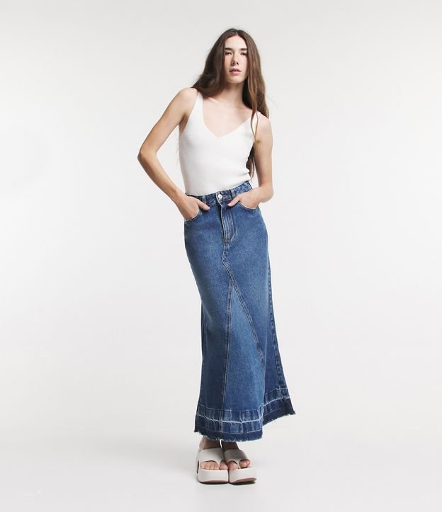 Saia Longa Evasê em Jeans com Recortes e Barra Desfeita Azul 1