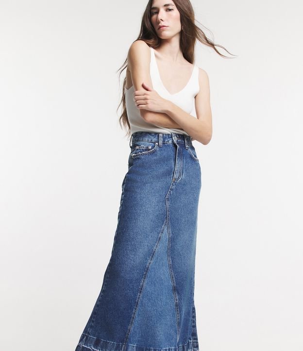 Saia Longa Evasê em Jeans com Recortes e Barra Desfeita Azul 3
