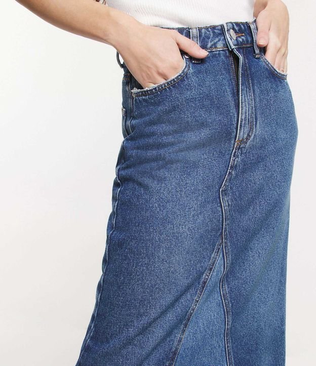 Saia Longa Evasê em Jeans com Recortes e Barra Desfeita Azul 4