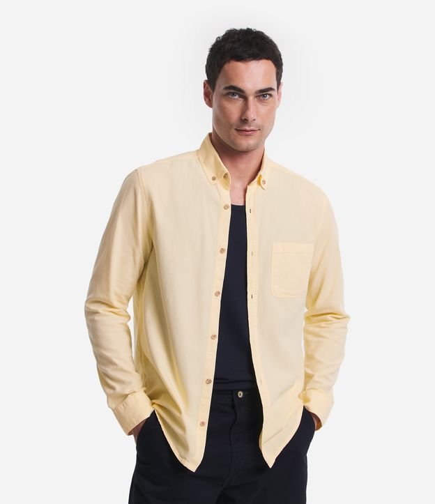 Camisa Regular em Oxford com Bolso Frontal Amarelo Claro 1