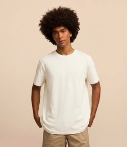 Camiseta Comfort Básica em Malhão com Etiqueta na Manga