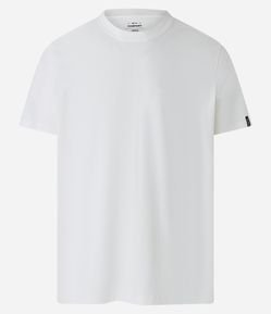 Camiseta Comfort Básica em Malhão com Etiqueta na Manga