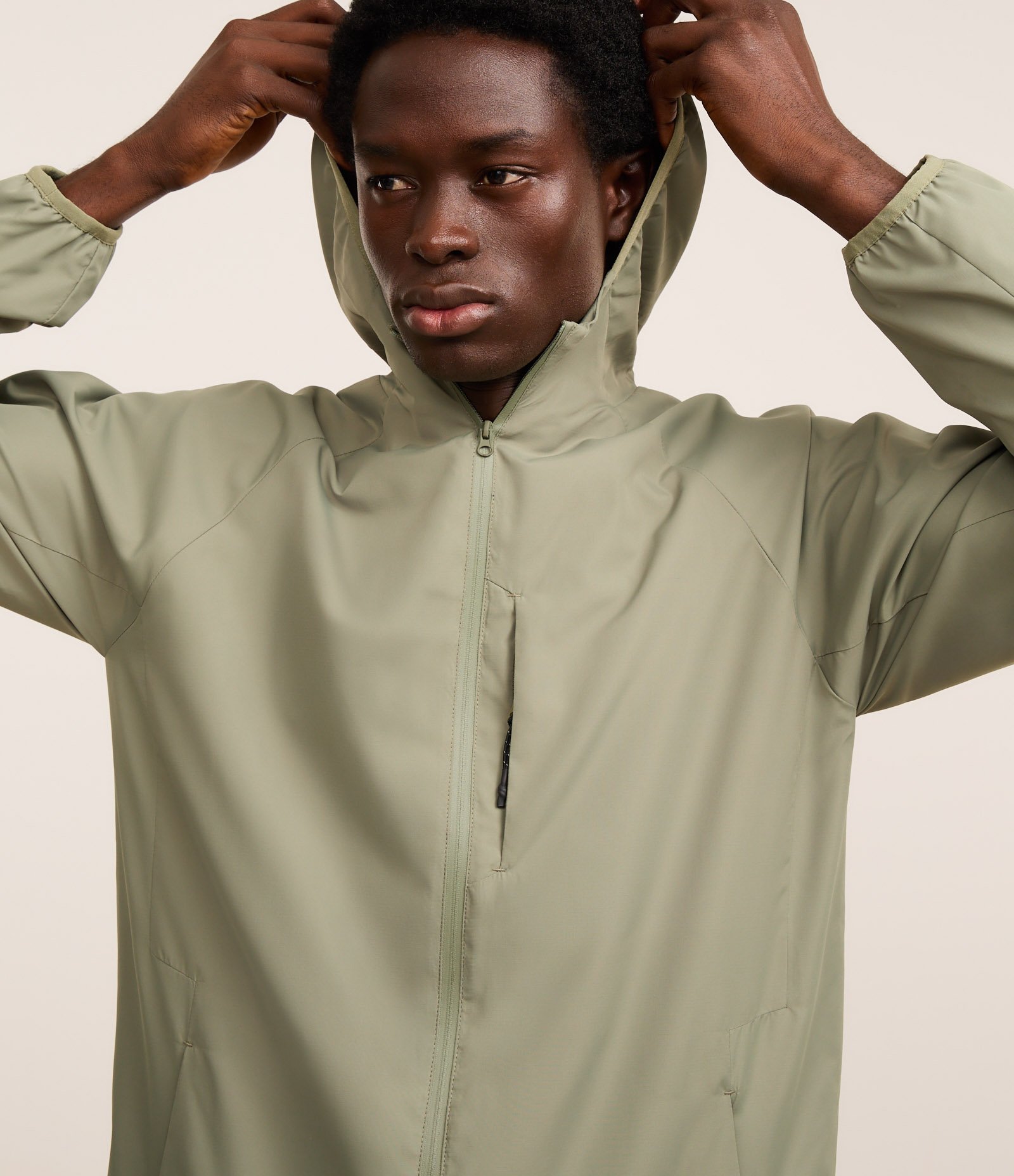 Jaqueta Esportiva com Punhos Ajustados e Capuz 4