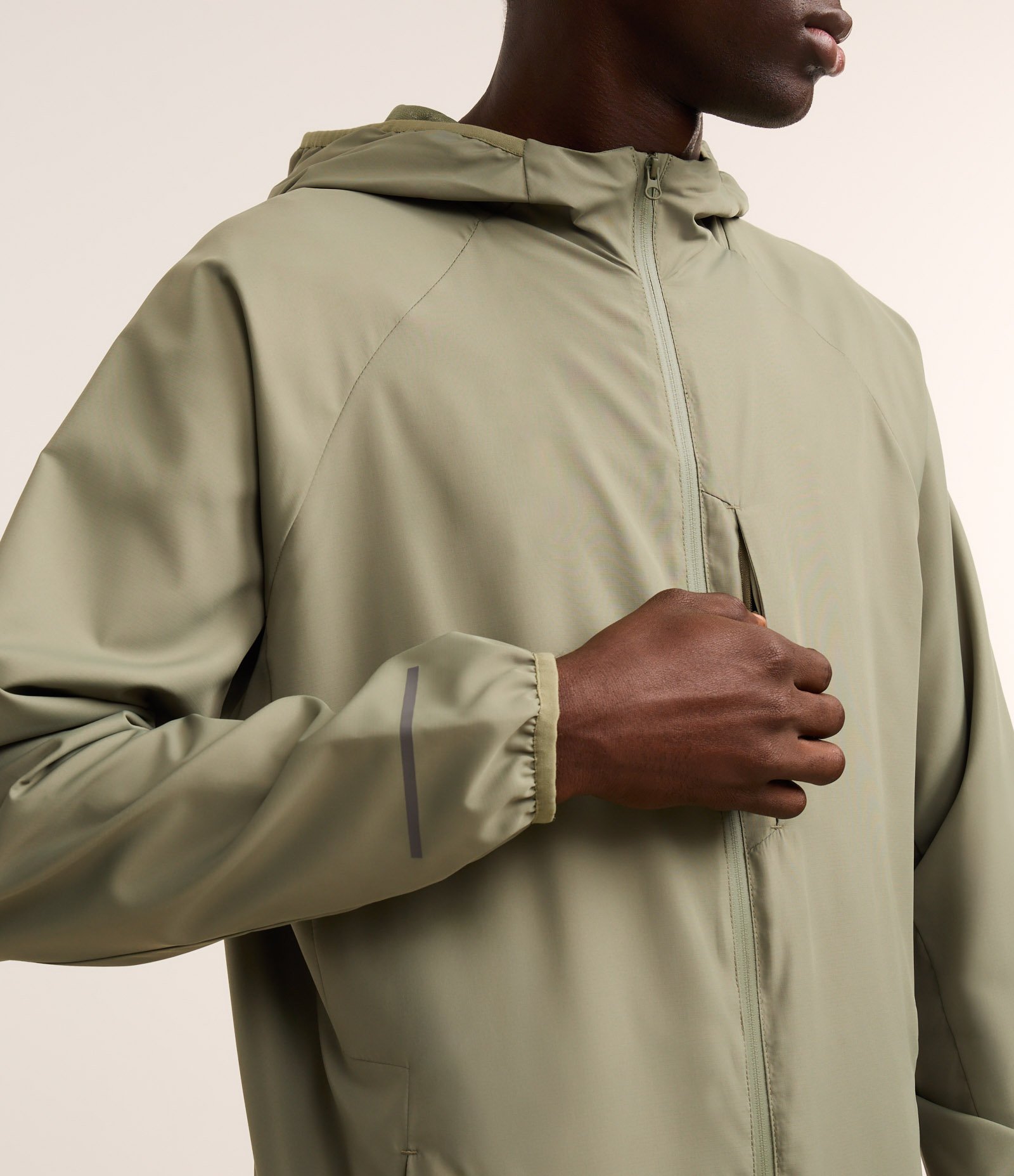 Jaqueta Esportiva com Punhos Ajustados e Capuz 5