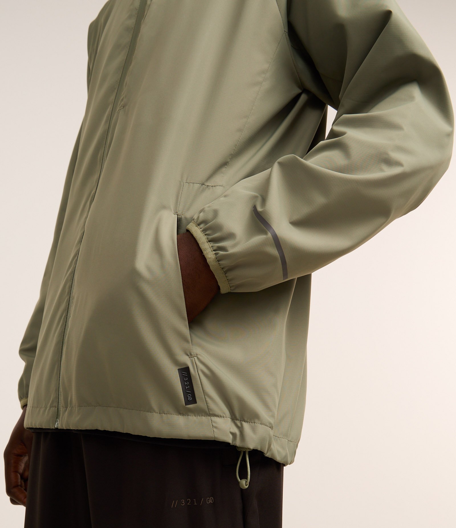 Jaqueta Esportiva com Punhos Ajustados e Capuz 6