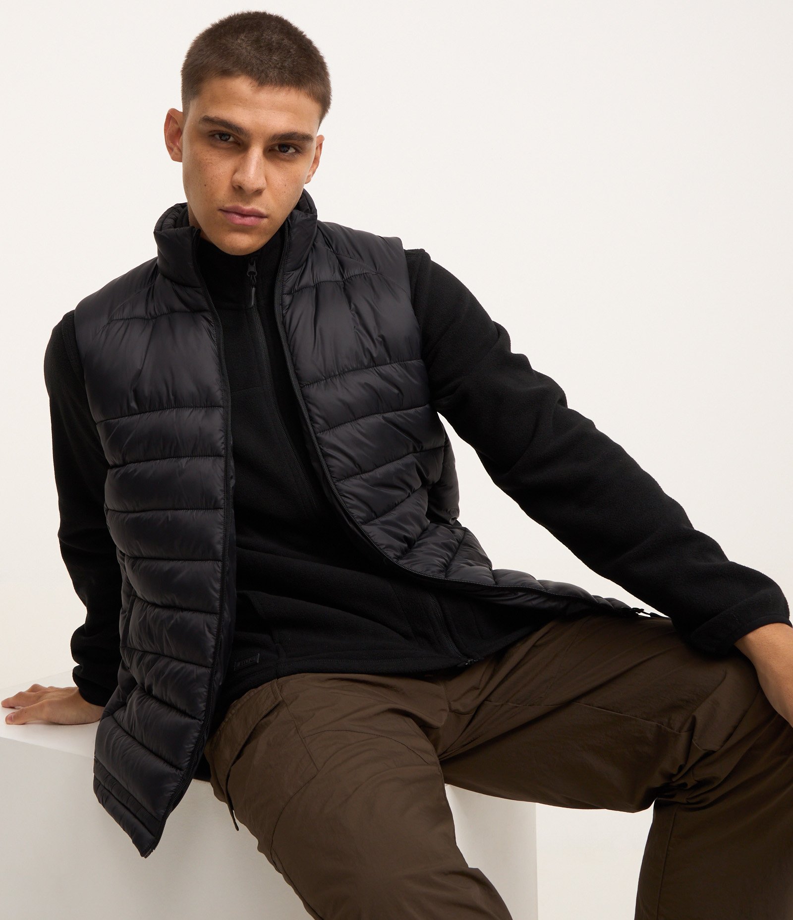 Colete Puffer Esportivo com Gola Alta e Gomos Preto 1