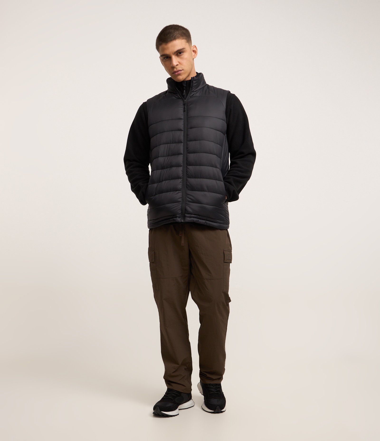 Colete Puffer Esportivo com Gola Alta e Gomos Preto 2