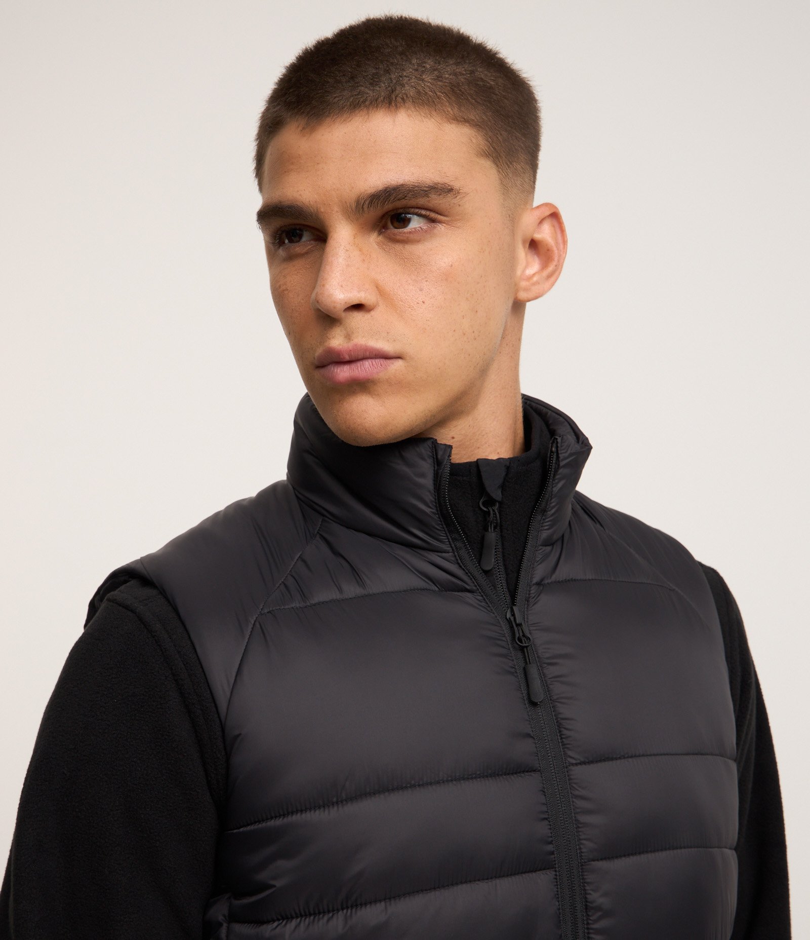 Colete Puffer Esportivo com Gola Alta e Gomos Preto 3