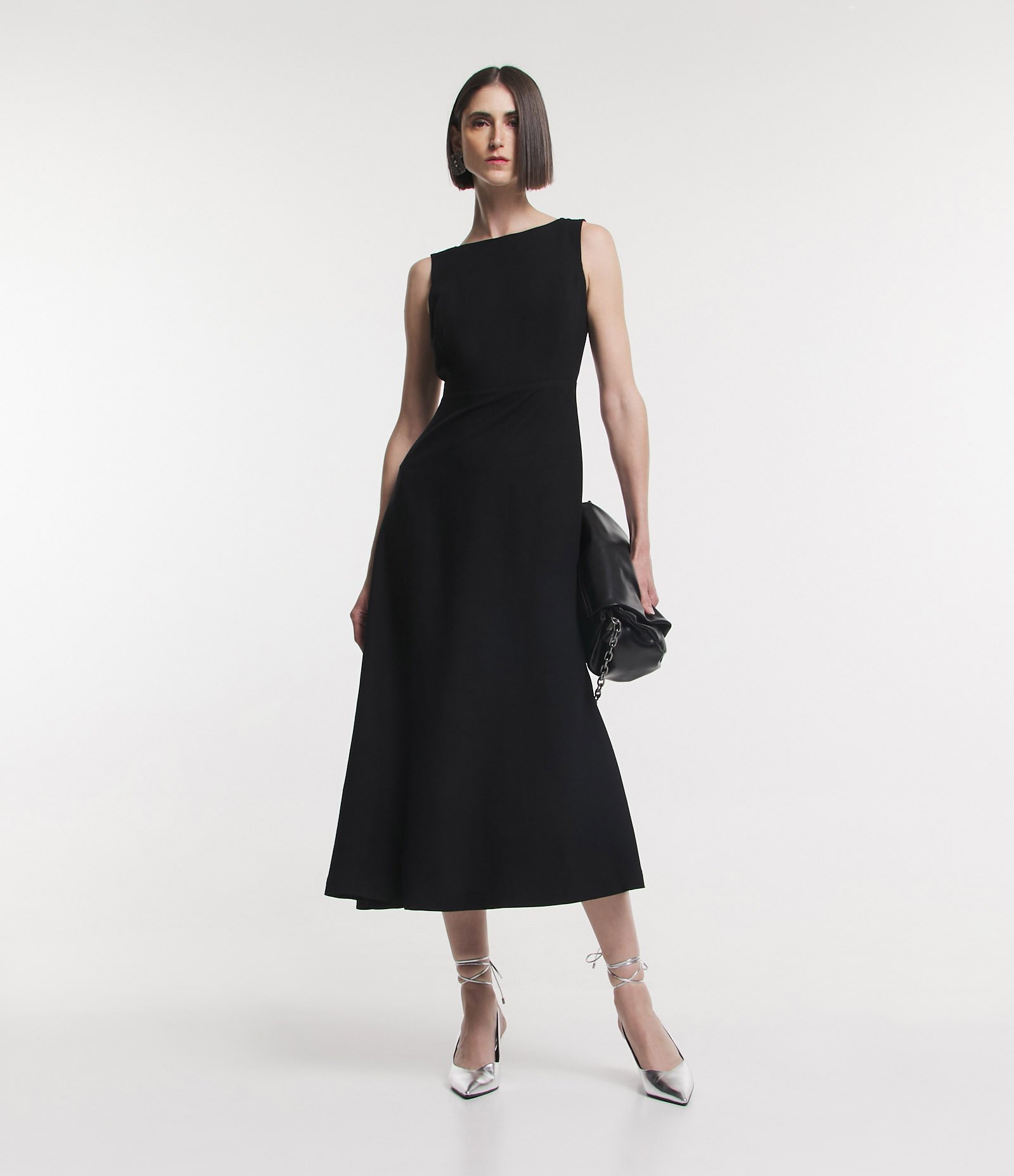 Vestido Midi Sem Manga em Viscolinho com Costas Decotadas Preto 1