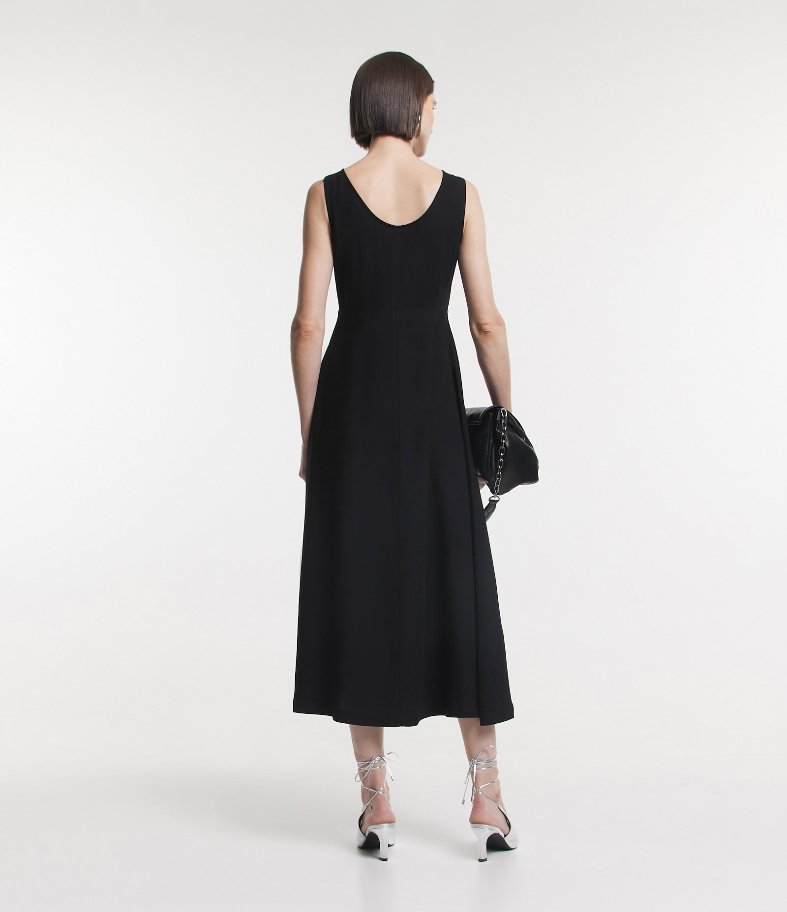 Vestido Midi Sem Manga em Viscolinho com Costas Decotadas Preto 3