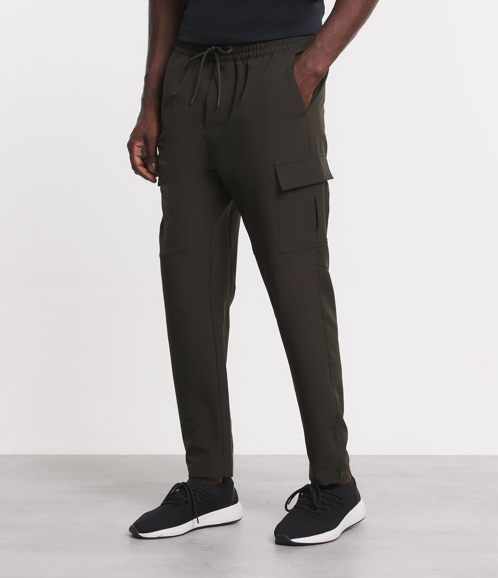 Calça Cargo Esportiva com Bolsos Utilitários e Zíper na Perna