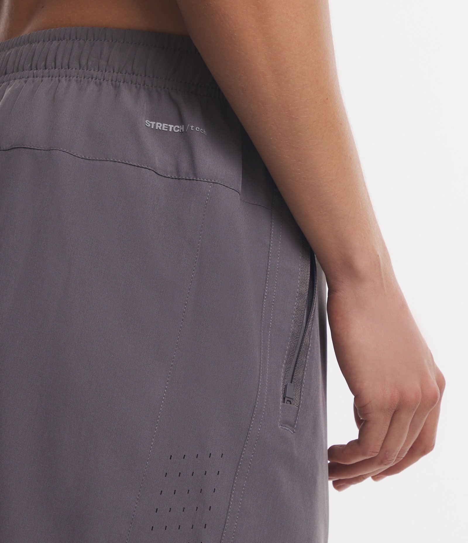 Bermuda Esportiva com Laser Cut e Bolsos com Zíper Cinza 5