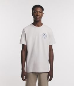 Camiseta Comfort em Meia Malha com Estampa Tênis de Praia