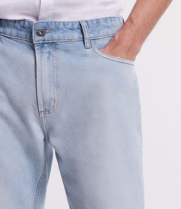 Calça Reta Jeans com Bolsos e Puídos Azul Claro 5
