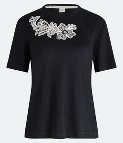 Blusa Manga Curta em Viscose com Bordado de Ramo Floral
