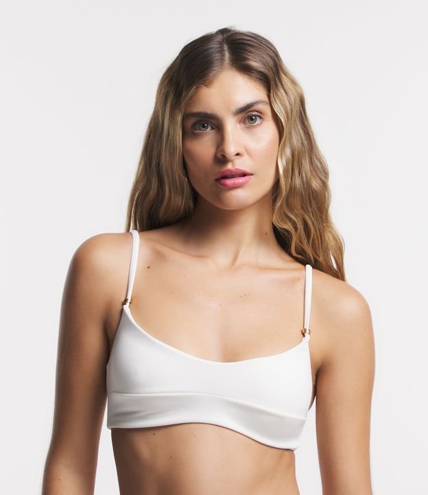 Biquíni Top Camisetinha Canelado com Alças Fixas e Detalhe Metalizado Off White 1