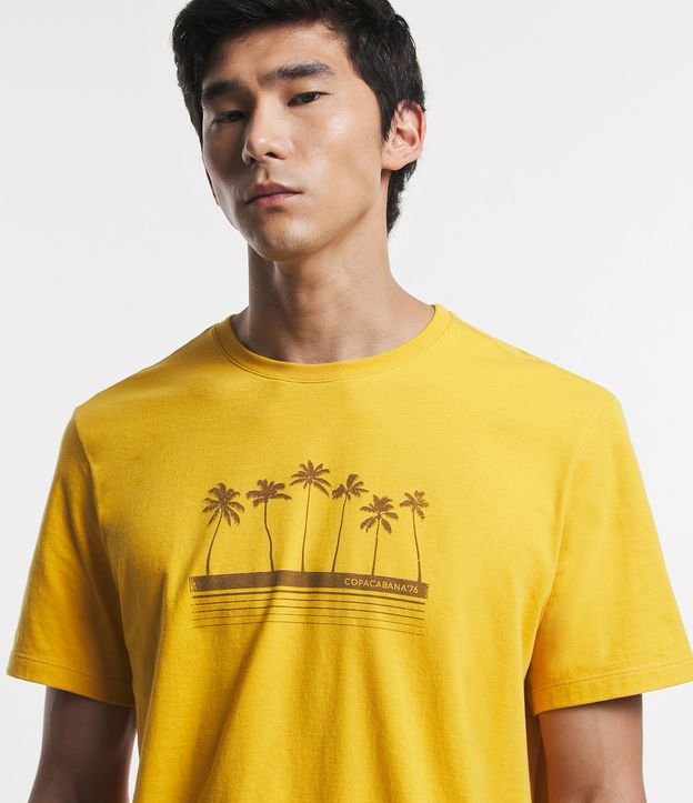 Camiseta Comfort em Meia Malha com Estampa Copacapana 76 Amarelo Mostarda 3