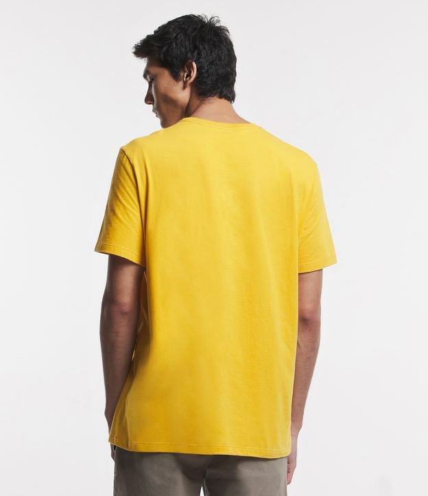Camiseta Comfort em Meia Malha com Estampa Copacapana 76 Amarelo Mostarda 4
